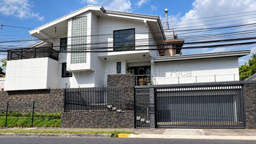 House for Sale | Mixed-Use Zoning and Spacious Interiors | Los Yoses, San Pedro