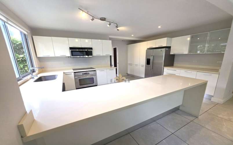 Se vende Espectacular Townhouse de 3 Niveles en Jaboncillo | Escazu  |  San José - Imagen 2