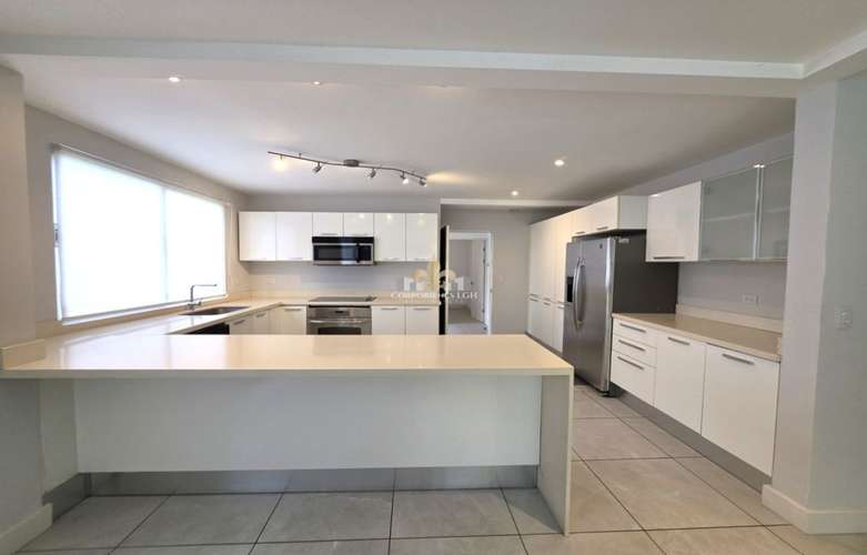 Se vende Espectacular Townhouse de 3 Niveles en Jaboncillo | Escazu  |  San José