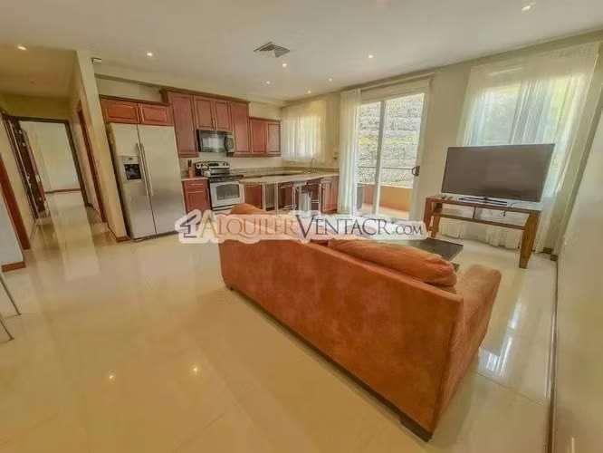 Apartamento amueblado en San Rafael de Escazú con balcón y amenidades