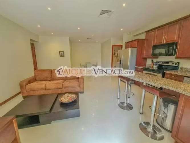 Apartamento amueblado en San Rafael de Escazú con balcón y amenidades
