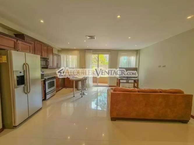Apartamento amueblado en San Rafael de Escazú con balcón y amenidades
