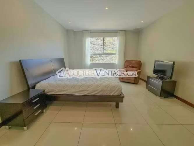 Apartamento amueblado en San Rafael de Escazú con balcón y amenidades
