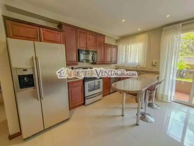 Apartamento amueblado en San Rafael de Escazú con balcón y amenidades