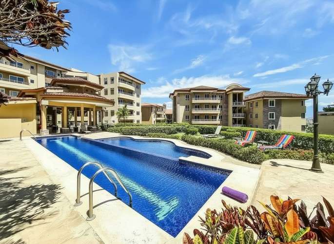 Apartamento amueblado en San Rafael de Escazú con balcón y amenidades