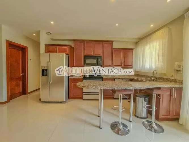 Apartamento amueblado en San Rafael de Escazú con balcón y amenidades