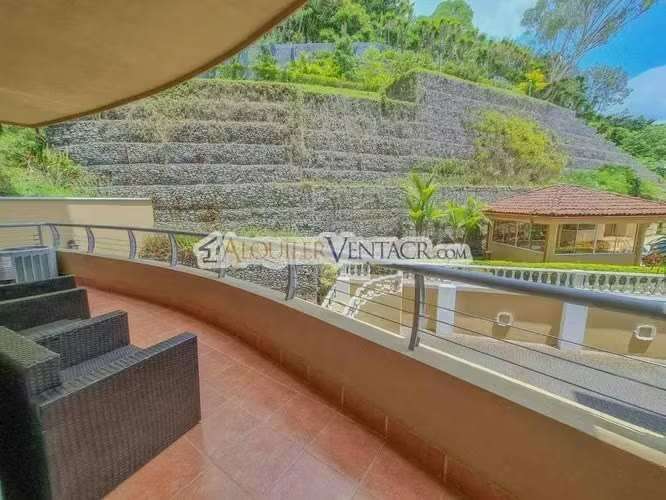 Apartamento amueblado en San Rafael de Escazú con balcón y amenidades