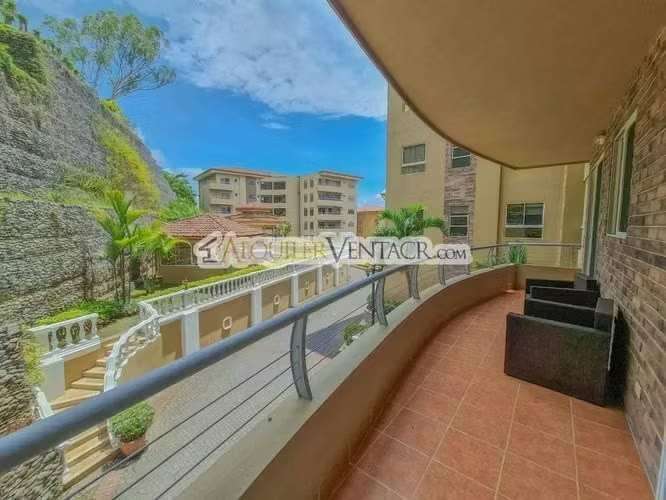 Apartamento amueblado en San Rafael de Escazú con balcón y amenidades