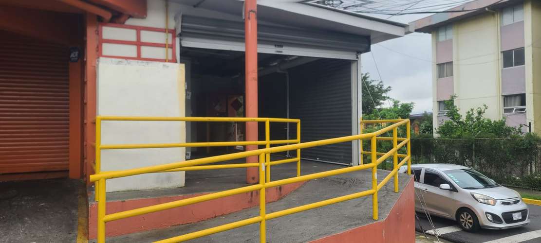 Local Esquinero 33 m2  en Centro Comercial Curridabat
