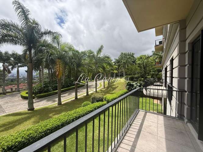 Apartamento dúplex de lujo con jardín privado en alquiler | San Rafael de Escazú