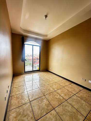 Se alquila casa de 2 plantas en Residencial Vistas del Este, Tres Ríos - 3 Habs, Oficina, Mascotas permitidas