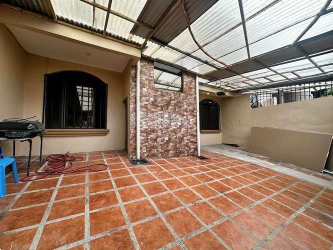 Se alquila casa de 2 plantas en Residencial Vistas del Este, Tres Ríos - 3 Habs, Oficina, Mascotas permitidas