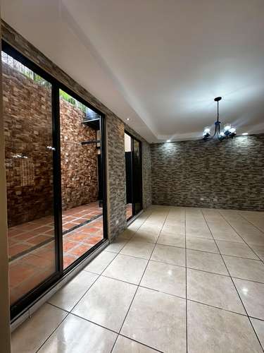 Se alquila casa de 2 plantas en Residencial Vistas del Este, Tres Ríos - 3 Habs, Oficina, Mascotas permitidas