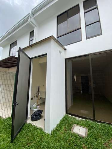 Alquiler de hermosa casa en Condominio Noa en Lagunilla de Heredia 
