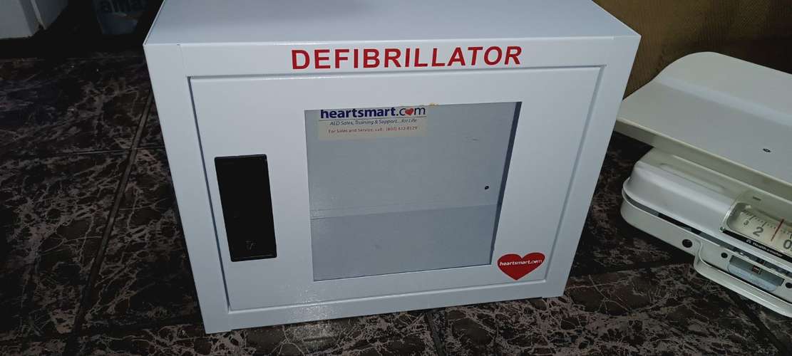 Botiquín o caja para guardar un desfribilador 