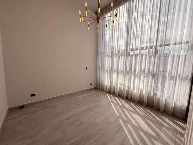 Casa en Alquiler en NAIA Guachipelín, Escazú | 3 Hab. con A/C, Jardín y Línea Blanca | $2.750 - Imagen 13