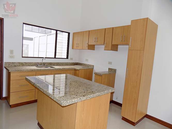 ALQUILER CASA EN CARTAGO CONDOMINIO NOBLEZA DE CORIS