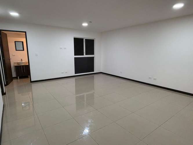 Apartamento en piso 4 con dos parqueos en Granadilla - Imagen 3