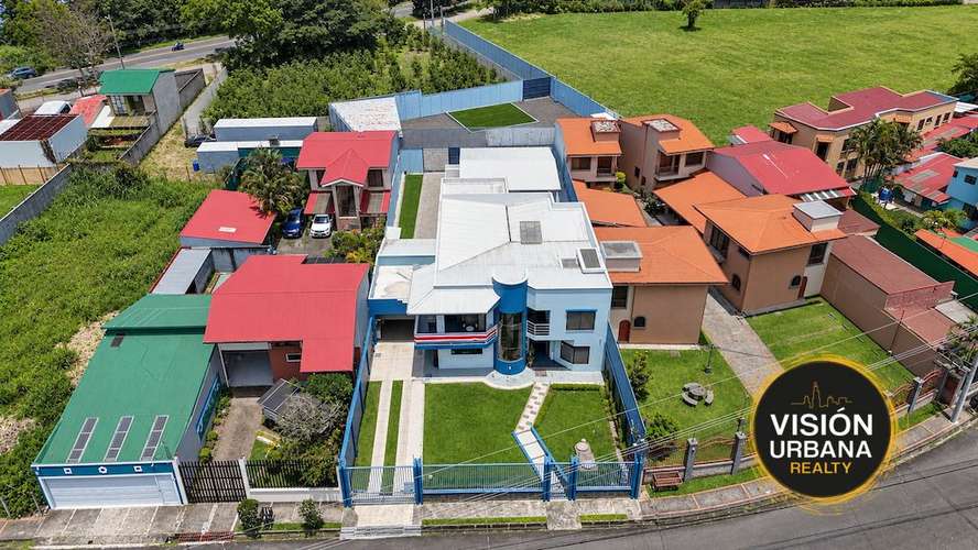 Propiedad con Uso de Suelo mixto de 1657.85m2 en Santo Domingo de Heredia