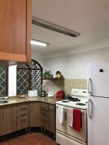 Casa en Escazú con Muebles - Incluye Agua e Internet - No Mascotas