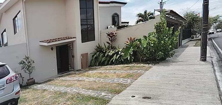 Casa de dos pisos en Escazú, San José, con jardín y parque infantil #50 - Imagen 2