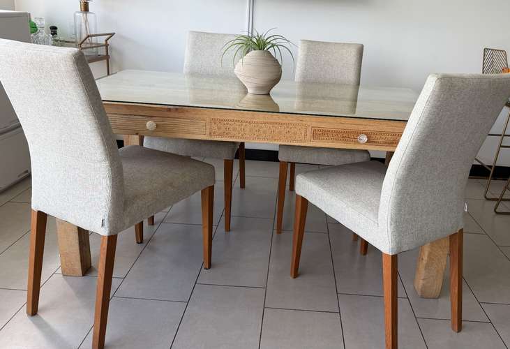Mesa de comedor y 4 sillas 
