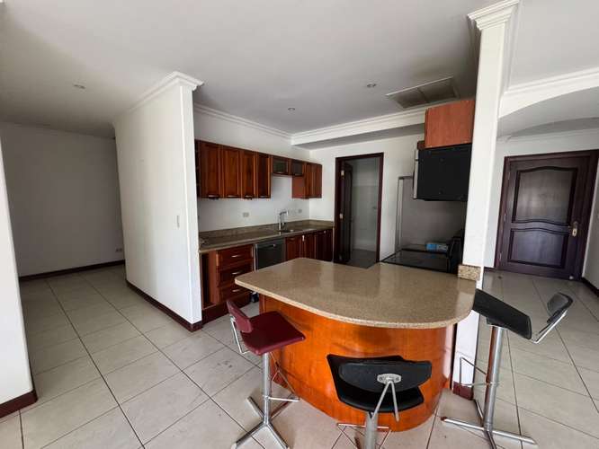 Apartamento amplio en torre de Escazú  - Imagen 3