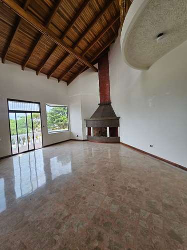 Espectacular casa de 5 dormitorios en Escazú con piscina y vista a las montañas