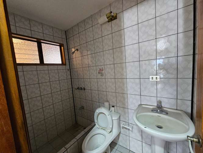 Espectacular casa de 5 dormitorios en Escazú con piscina y vista a las montañas - Imagen 9