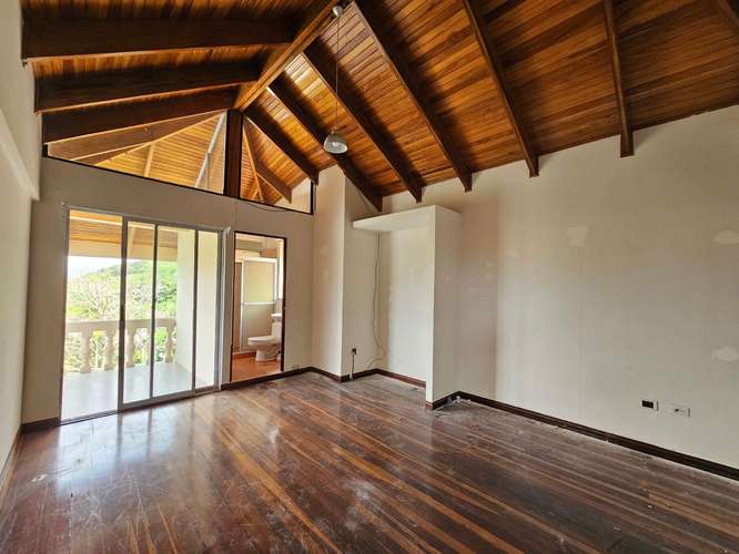 Espectacular casa de 5 dormitorios en Escazú con piscina y vista a las montañas - Imagen 10