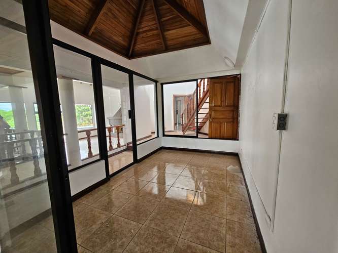Espectacular casa de 5 dormitorios en Escazú con piscina y vista a las montañas - Imagen 8