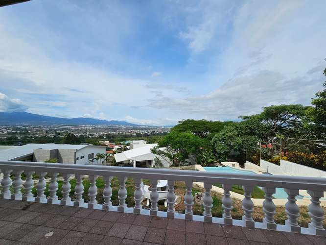 Espectacular casa de 5 dormitorios en Escazú con piscina y vista a las montañas - Imagen 4