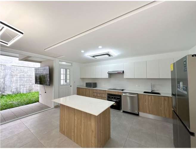 Alquiler de casa con Linea Blanca en condominio, ubicada en San Antonio, Escazú - Imagen 3