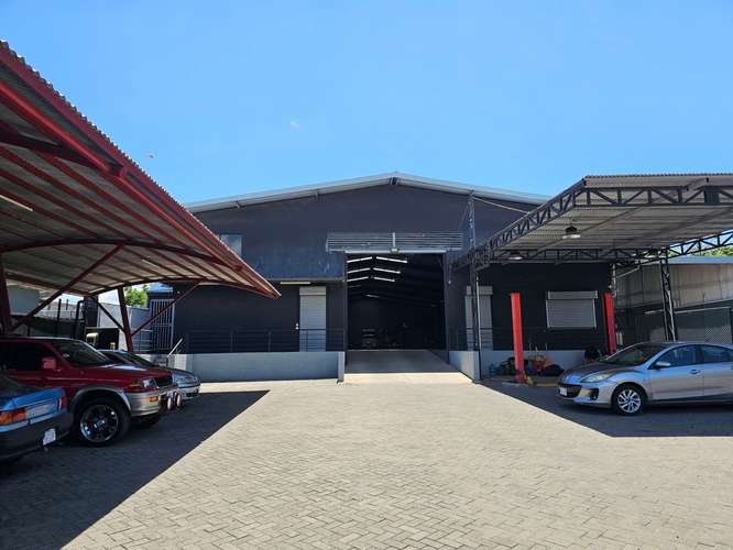 Bodega industrial y comercial en San Rafael de Alajuela: 1100 m² con 25 parqueos, excelente ubicación y fácil acceso.