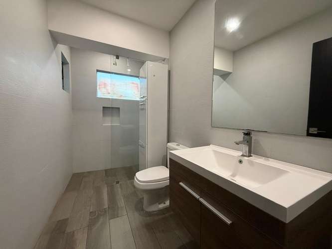 Escazu, cerca de PACO, remodelado-lujoso-amplio 140m2, L. Blanca, 3 hab, 2.5 baños, amenidades. - Imagen 15