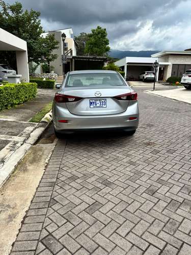 Mazda 3 Sedan en excelente estado color Gris  - Imagen 4