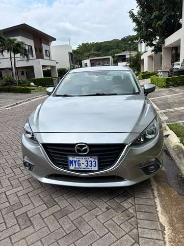 Mazda 3 Sedan en excelente estado color Gris 