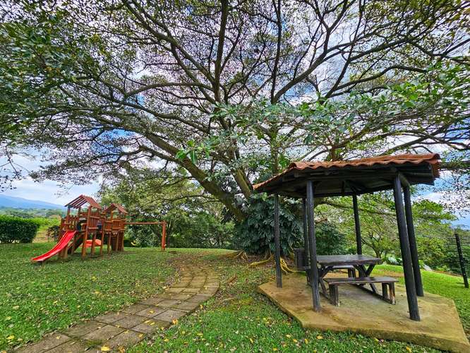 Lote en venta 1518 m2 | Condominio El Roble | Grecia | Alajuela LSE
