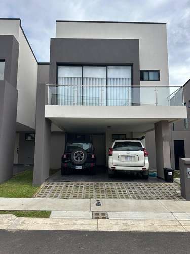 Alquiler de casa en Condominio Lindora Village, Pozos, Santa Ana