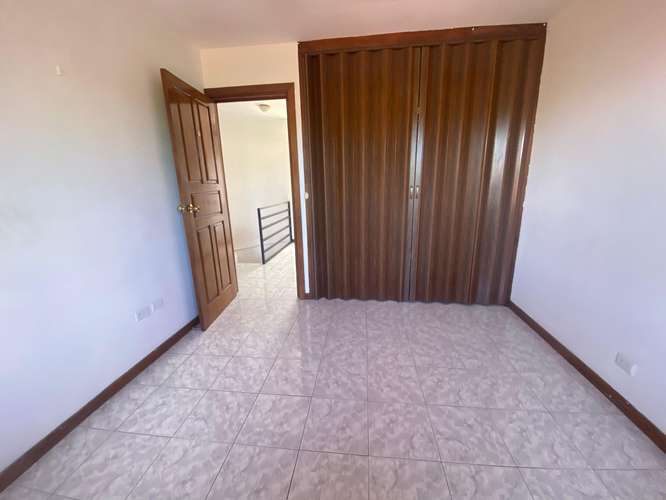 Casa de dos niveles en alquiler en La campiña , sabanilla, con mucha vegetacion - Imagen 4