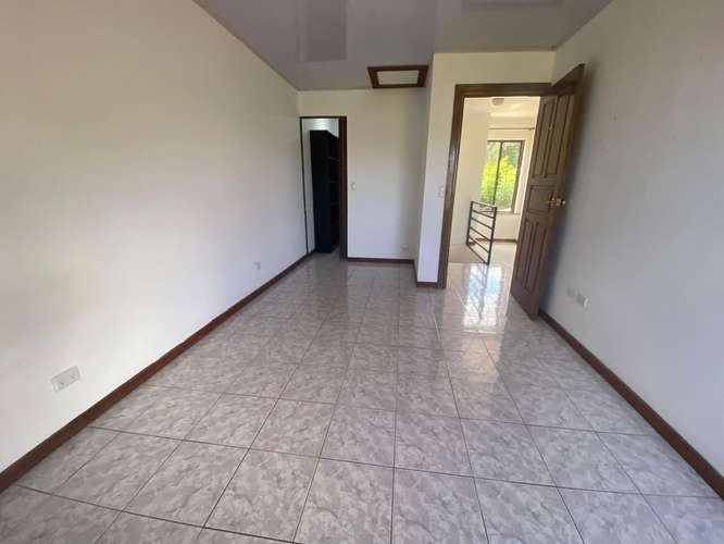 Casa de dos niveles en alquiler en La campiña , sabanilla, con mucha vegetacion - Imagen 8