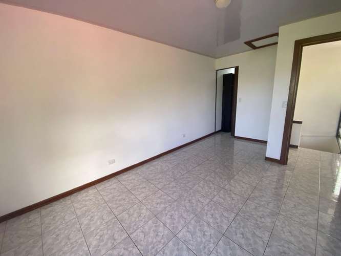 Casa de dos niveles en alquiler en La campiña , sabanilla, con mucha vegetacion - Imagen 7