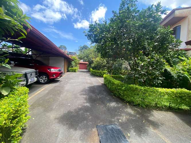 Casa de dos niveles en alquiler en La campiña , sabanilla, con mucha vegetacion - Imagen 3