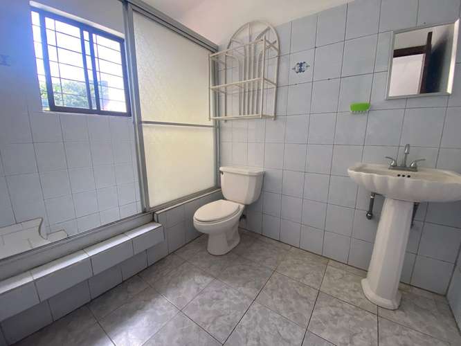 Casa de dos niveles en alquiler en La campiña , sabanilla, con mucha vegetacion - Imagen 5