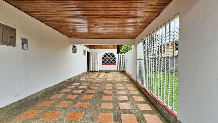 Se Alquila Casa Independiente en San Pedro de un nivel, 3 habitaciones, 3 Parqueos y 300m2 de Terreno-1