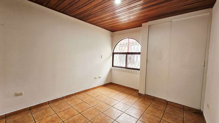 Se Alquila Casa Independiente en San Pedro de un nivel, 3 habitaciones, 3 Parqueos y 300m2 de Terreno-1