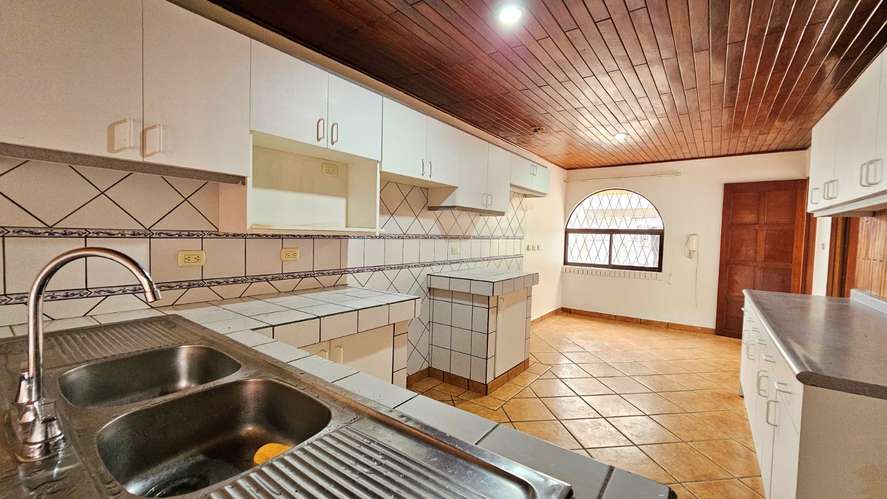Se Alquila Casa Independiente en San Pedro de un nivel, 3 habitaciones, 3 Parqueos y 300m2 de Terreno-1