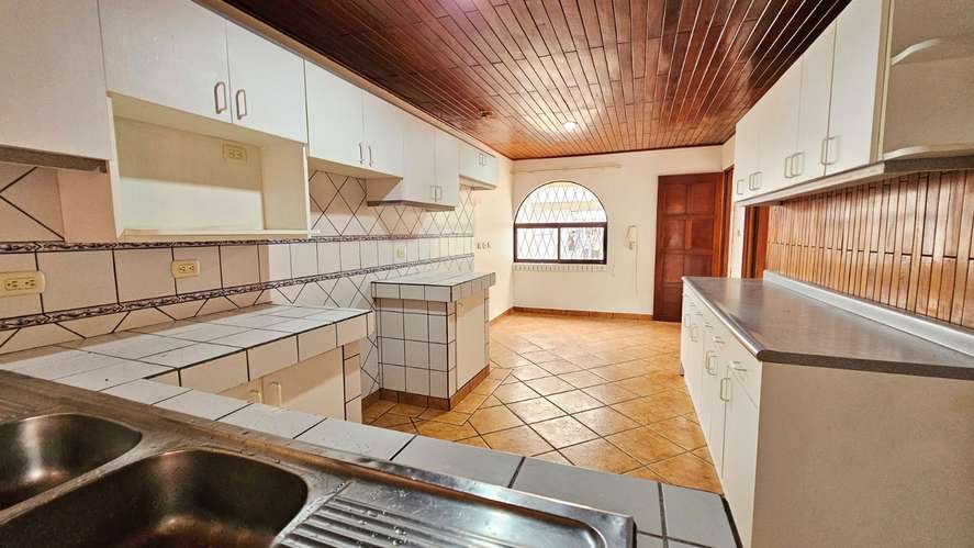 Se Alquila Casa Independiente en San Pedro de un nivel, 3 habitaciones, 3 Parqueos y 300m2 de Terreno-1