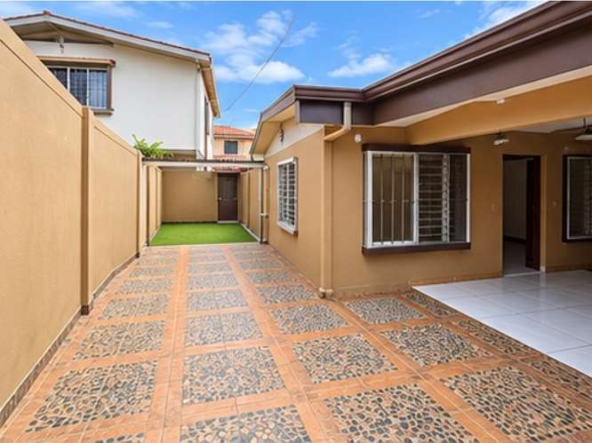 Casa en alquiler Moravia, uso mixto, una planta con Apartamento 5PCU