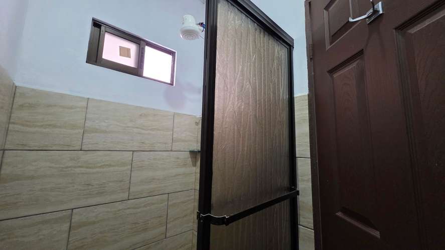 Alquilo en Limón Centro, apartamento sin garaje, incluye: Internet y cable